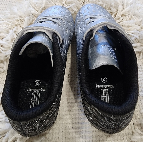 Boy/Girls Size 2 Soccer Cleats, silver/black, No Tie Closure - Picture 6 of 14